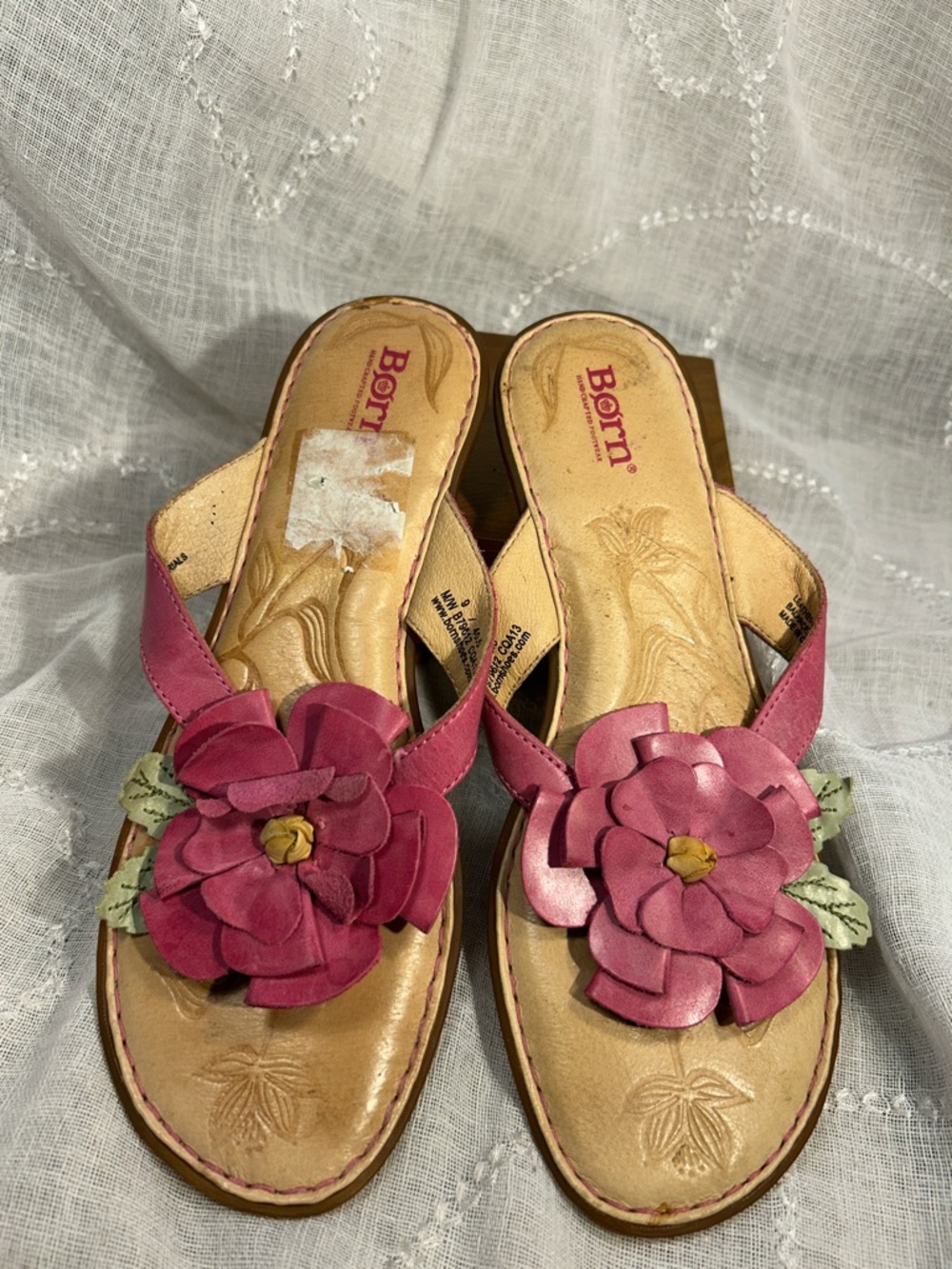 Born leather almost NEW flip flops with flower